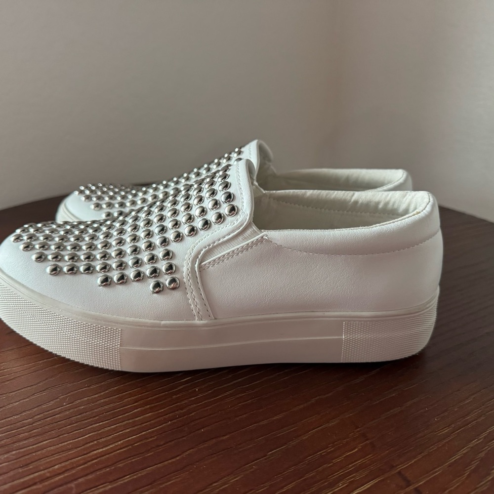Steve Madden Torid White Sneakers with Silver Studs Womens Size 8 Slip On Shoes - Picture 4 of 11